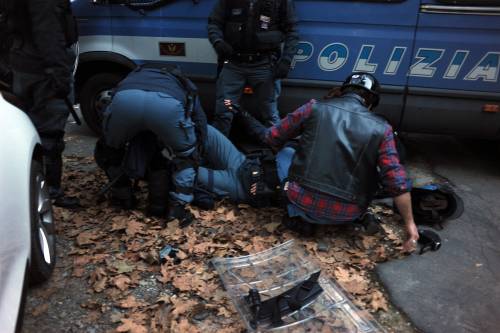 Governo contestato, scontri a Milano davanti alla Bocconi: agenti feriti