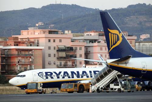 Aerei della flotta Ryanair sulla pista dell'aeroporto di Ciampino