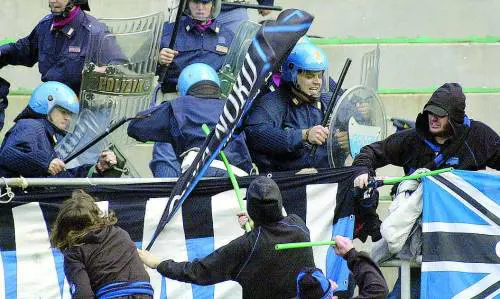 Ma se picchia l'ultrà il celerino è un eroe