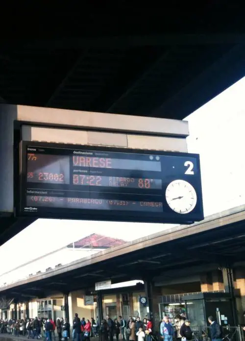 Odissea per i pendolari: stavolta è saltata la linea