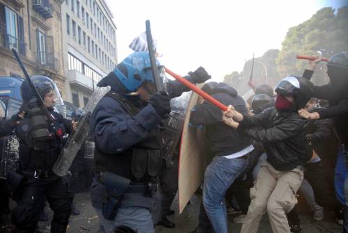 Scontri tra polizia e manifestanti durante il corteo degli studenti a Palermo