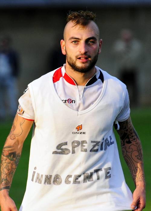 Pietro Arcidiacono festeggia il gol indossando una maglietta con la scritta "Speziale innocente"