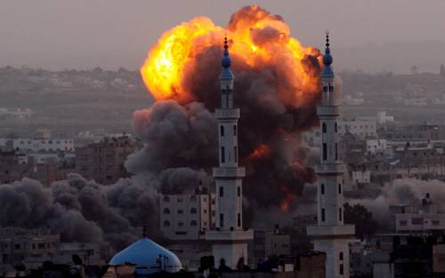 A Gaza raid contro Hamas: colpiti pure bambini e media