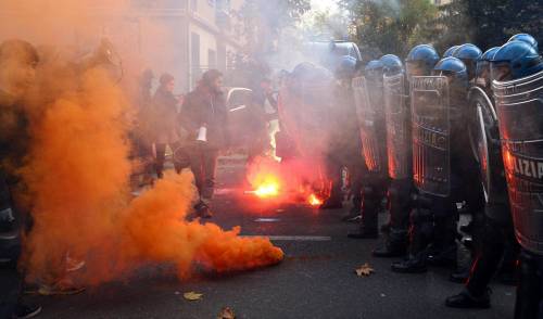 L'assedio a Monti in Bocconi: 5 agenti feriti dagli autonomi