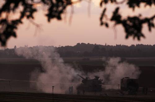 Soldati israeliani vicino a un'unità di artiglieria fuori Gaza