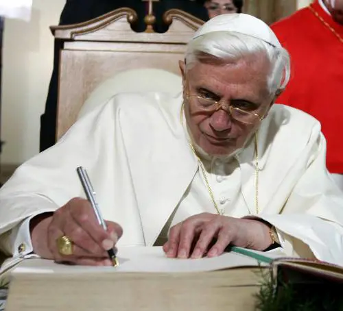 Il Papa: "I matrimoni tra gay? Una ferita a giustizia e pace"