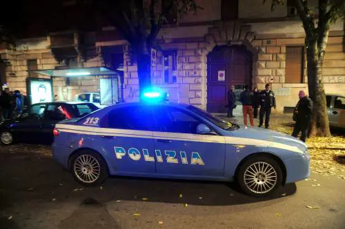 Prato, marocchino picchia ragazzine Poi insulti e pugni agli agenti