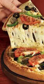 Basta forchette, il galateo della tavola sdogana la pizza mangiata con le mani