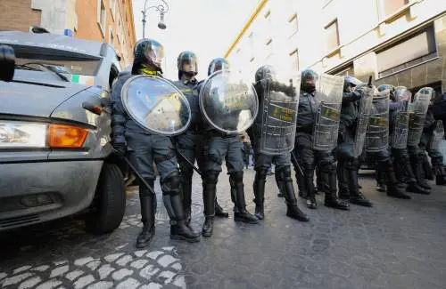Roma bloccata dai cortei. Insulti antisemiti