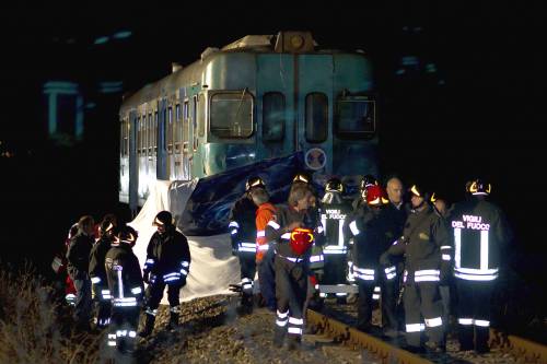 Calabria, un treno travolge un'auto: sei vittime, due salvi per "miracolo"