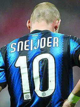IL CASO È SCOPPIATO UFFICIALMENTEInter, ultimatum a Sneijder: se non firmi, non giochi