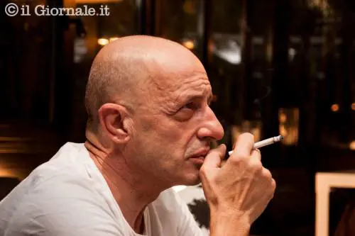 Ore 8:00 l'attesa del direttore Alessandro Sallusti a casa