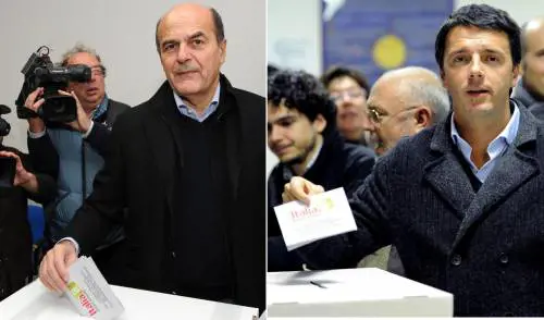 Pier Luigi Bersani e Matteo Renzi durante il voto alle primarie del centrosinistra