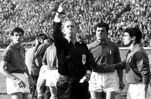 Ken Aston, l’uomo nero che impose il rosso alle partite. Copiando un semaforo