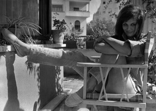 Roma, anni 60. Claudia Cardinale in relax sul terrazzo di casa (Foto di Walter Mori)