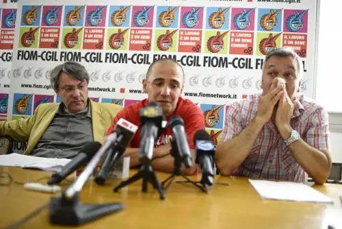 Pomigliano, il primo degli operai Fiom firma l'assunzione