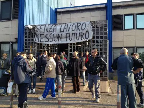 Operai durante un presidio davanti alla direzione dell'Ilva