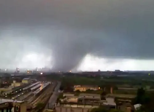 La tromba d'aria che si è abbattuta sull'Ilva