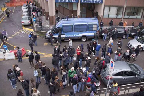 Profumo beffa gli studenti: lancio di uova a Milano, ma il ministro è a Roma