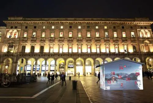 Orchestrali al balcone in piazza Duomo: è Natale made in Austria