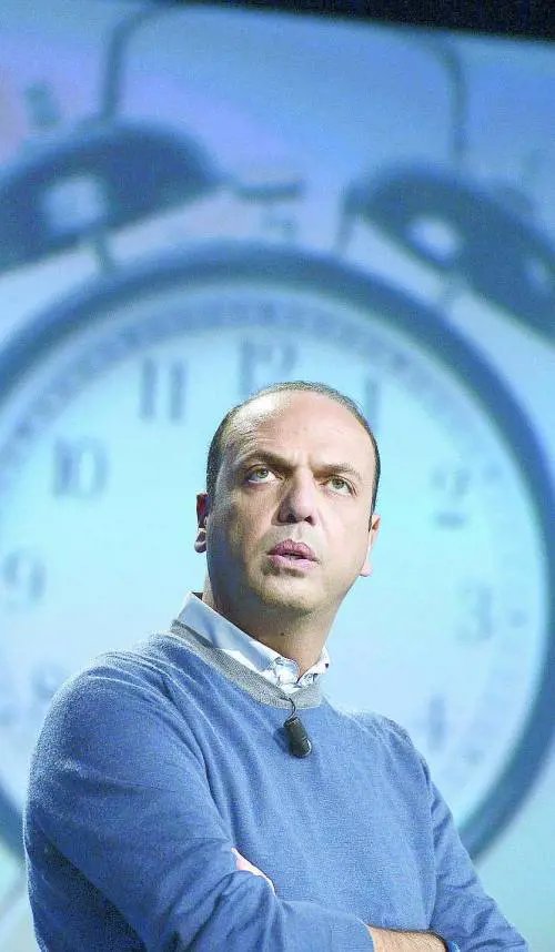 Alfano si riavvicina a Berlusconi e media coi delusi delle primarie