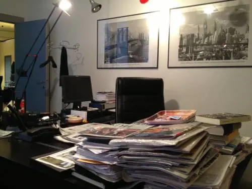 La sedia vuota nell'ufficio del direttore Alessandro Sallusti