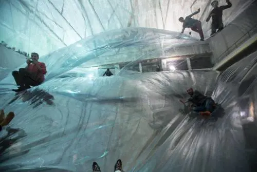 L'opera d'arte "sospesa" dell'architetto argentino Tomás Saraceno