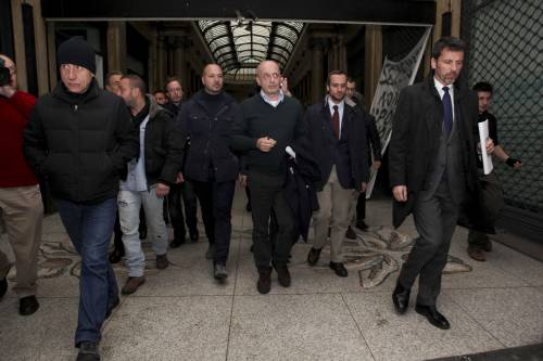 Il direttore del Giornale Alessandro Sallusti esce dalla redazione del Giornale scortato dalla polizia
