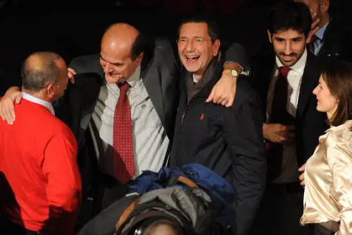 Pier Luigi Bersani abbraccia Ignazio Marino al teatro Capranica a Roma