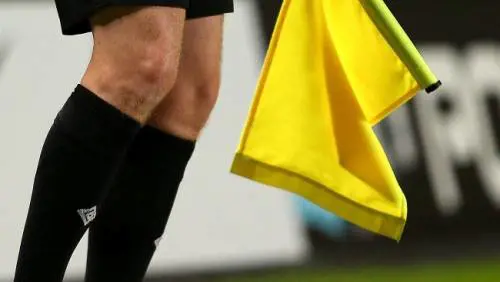 Spagna, spettatore prova a colpire guardalinee con il pene