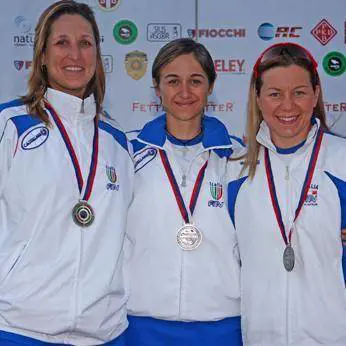 Vince una gara in India e la dedica ai marò Latorre e GironeLa campionessa italiana di skeet come la Ferrari e la Lazio