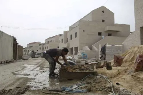 Operaio al lavoro a Ma'ale Adumin