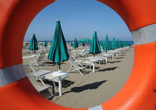 Spiagge, governo battuto: sì alla proroga di 5 anni sulle concessioni demaniali