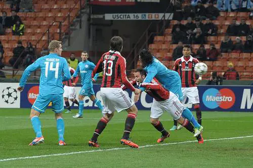 Fallo evidente su Pazzini in area, ma l'arbitro non concede il rigore