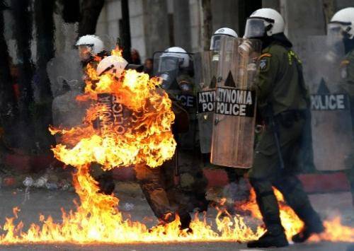 Scontri ad Atene, manifestanti lanciano molotov