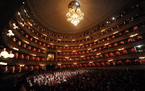 Tutto pronto alla Scala Napolitano non c'è, Monti sì Trionfano gli abiti stile Lohengrin