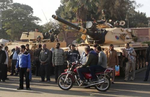 Carri armati davanti al palazzo di Morsi