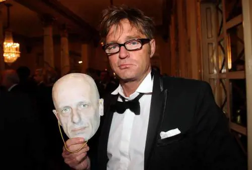 Facci, maschera da Sallusti