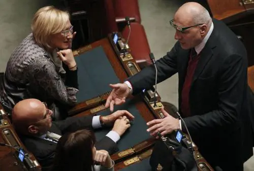 Guido Crosetto e il vice presidente Antonio Leone in aula della Camera