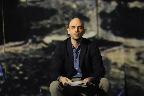 Saviano all'attacco: "Con Berlusconi si rischia la vendita di voti"