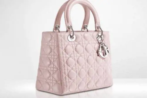 Una shopping bag sotto l’albero