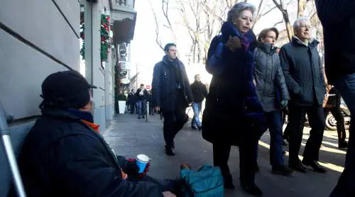 La passeggiata in centro di Monti fra foto, contestazioni e applausi