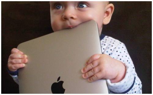 Caro Gesù Bambino, per Natale voglio il tablet della mamma