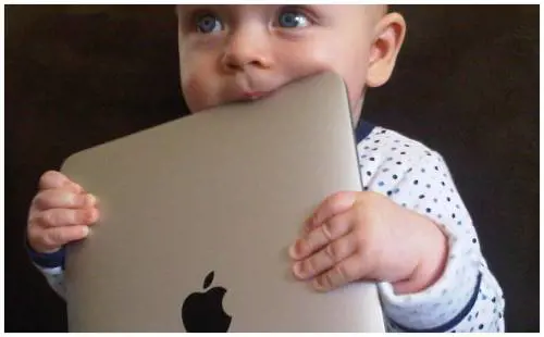 Caro Gesù Bambino, per Natale voglio il tablet della mamma