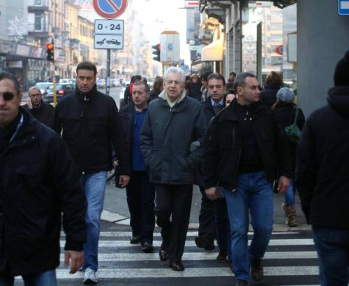 Il premier Mario Monti, accompagnato dalla scorta, fa una passeggiata con la figlia prima di tornare a casa