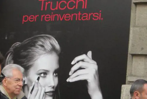 Il premier Mario Monti domenica per le vie di Milano