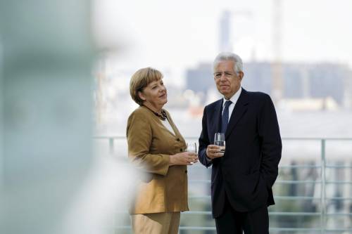 Il premier Mario Monti ride con la cancelliera Angela Merkel