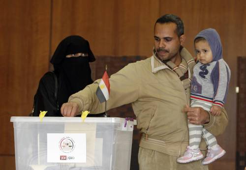 Un egiziano residente in Giordania vota il referendum
