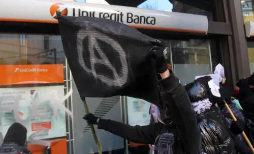 Imbrattare la memoria mortifica Piazza Fontana