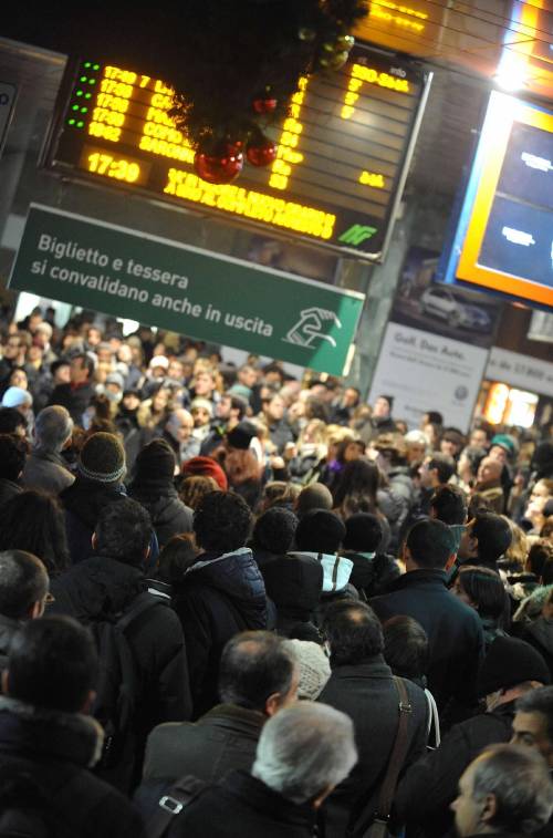 Caos Trenord, si viaggia nel tempo torna il controllo «a vista» dei treni